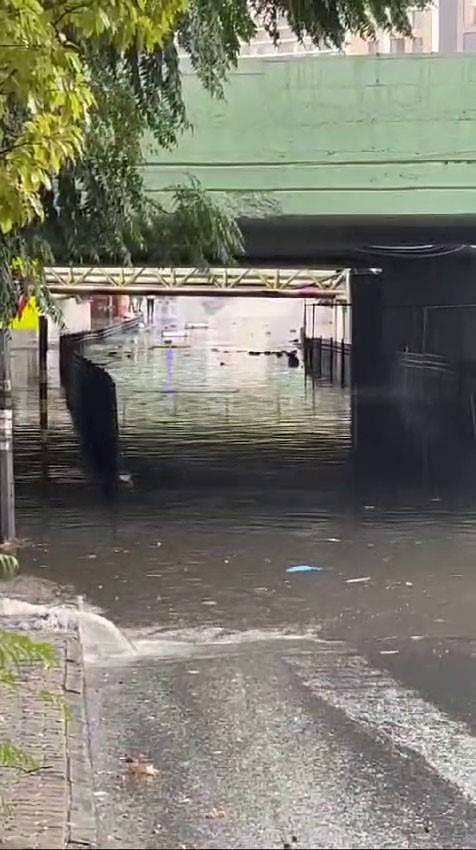 İstanbul'da sağanak hayatı felç etti! Araçlar sular altında kaldı 55